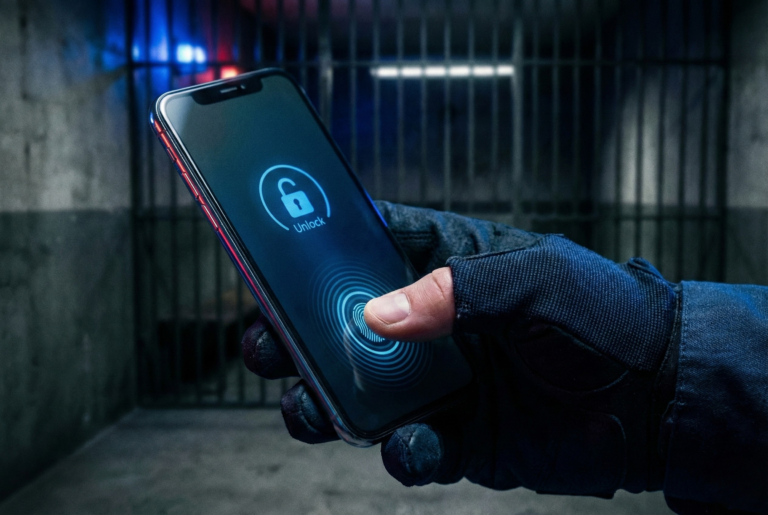 Får polisen tvinga dig att låsa upp din telefon?