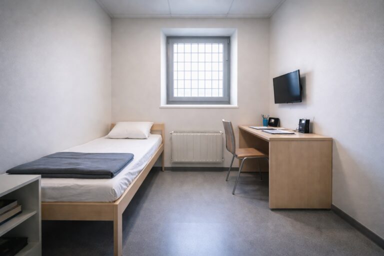 Vad innebär det att sitta på anstalt?