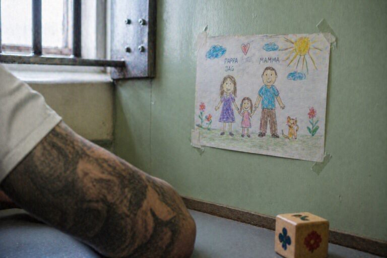 Förälder bakom galler – Så fungerar relationen med barnen i fängelset